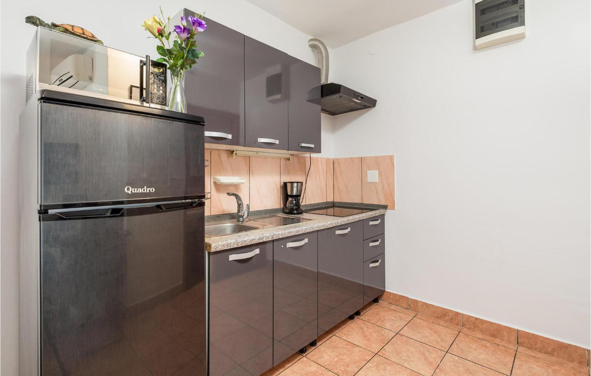 1 Bedroom Beautiful Apartment In Vrh Vrh  Exterior foto